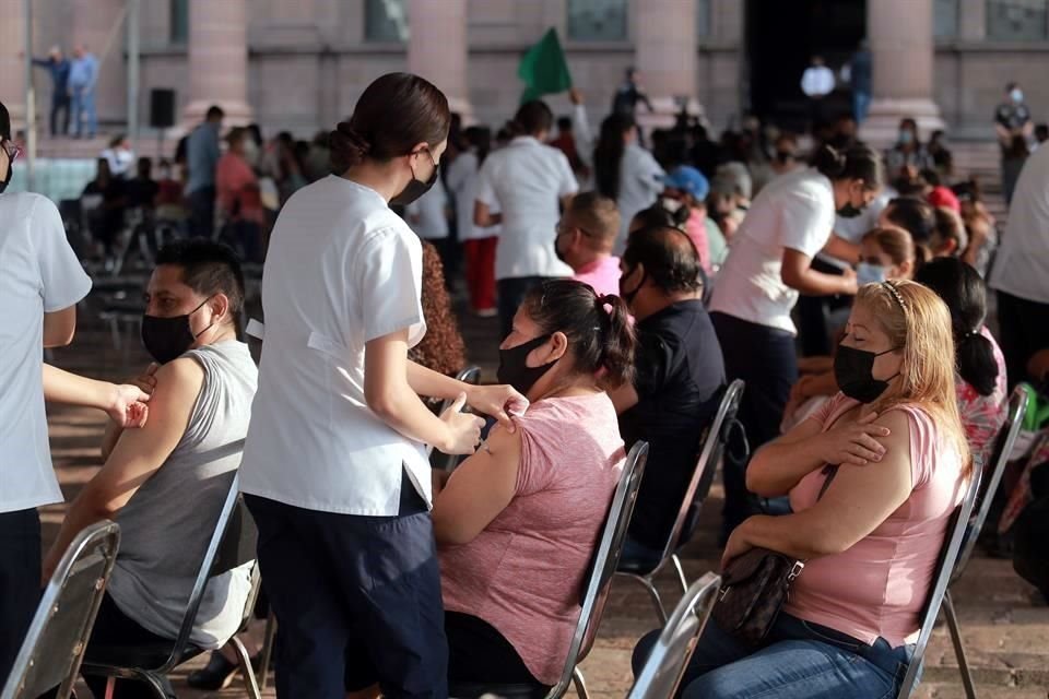 Aplican segunda dosis de la vacuna AstraZeneca a personas de 50 a 59 años en Monterrey.