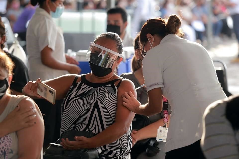 Aplican segunda dosis de la vacuna AstraZeneca a personas de 50 a 59 años en Monterrey.