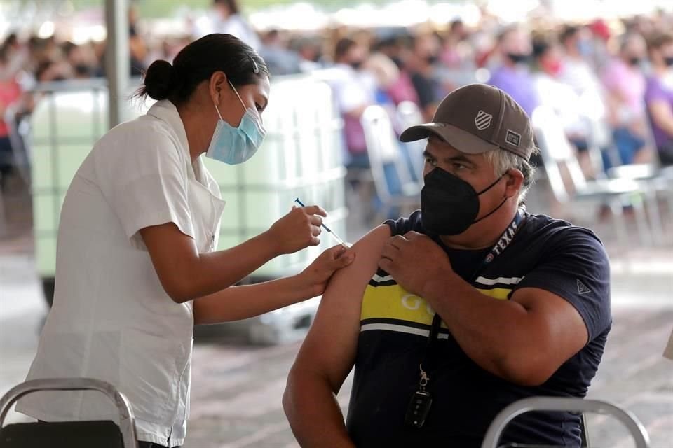 Aplican segunda dosis de la vacuna AstraZeneca a personas de 50 a 59 años en Monterrey.