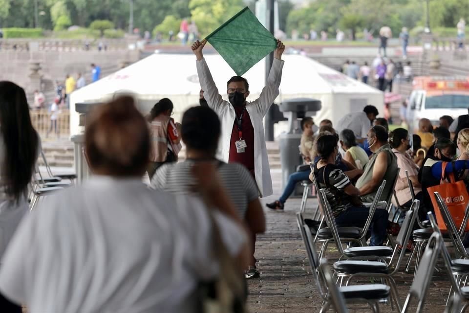 Aplican segunda dosis de la vacuna AstraZeneca a personas de 50 a 59 años en Monterrey.