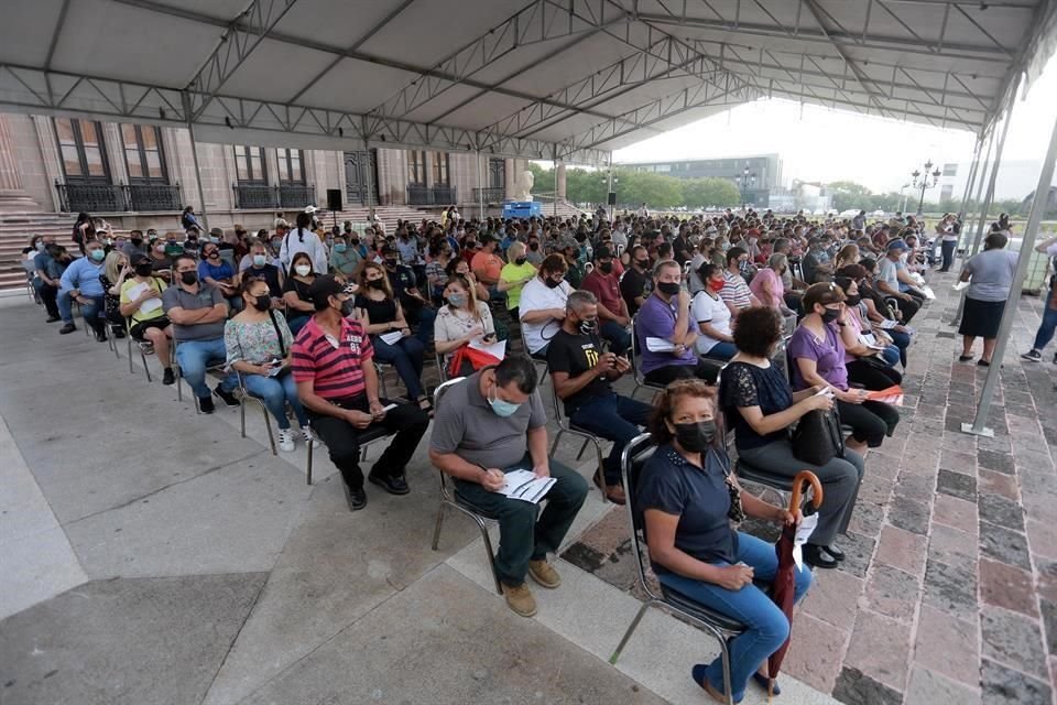 Aplican segunda dosis de la vacuna AstraZeneca a personas de 50 a 59 años en Monterrey.