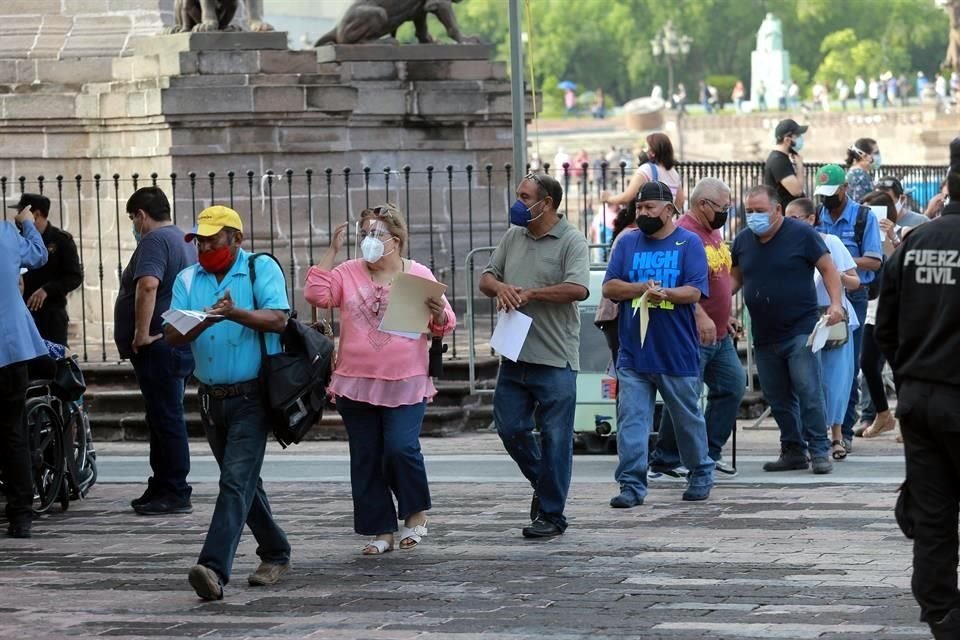 Aplican segunda dosis de la vacuna AstraZeneca a personas de 50 a 59 años en Monterrey.