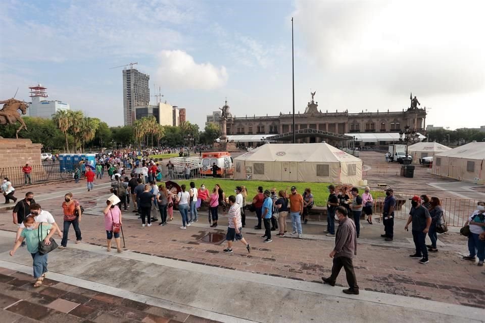 Aplican segunda dosis de la vacuna AstraZeneca a personas de 50 a 59 años en Monterrey.