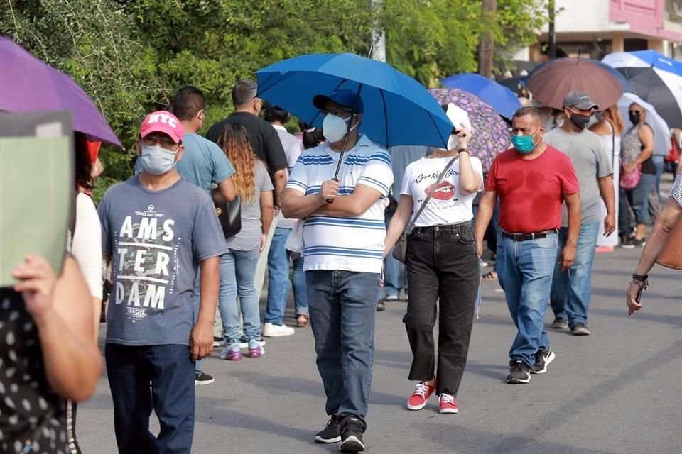 En el Estadio de Borregos, ciudadanos también han tenido que realizar largas filas.