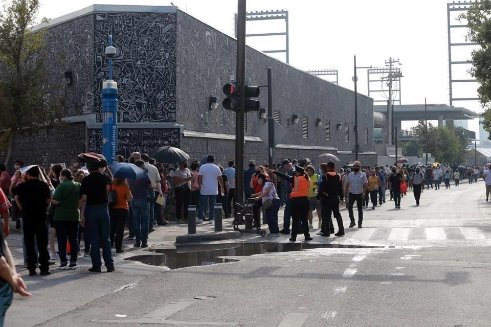 En el Estadio de Borregos, ciudadanos también han tenido que realizar largas filas.