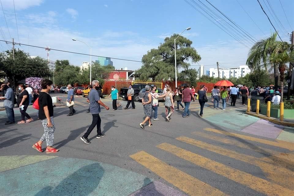 En el Estadio de Borregos, ciudadanos también han tenido que realizar largas filas.