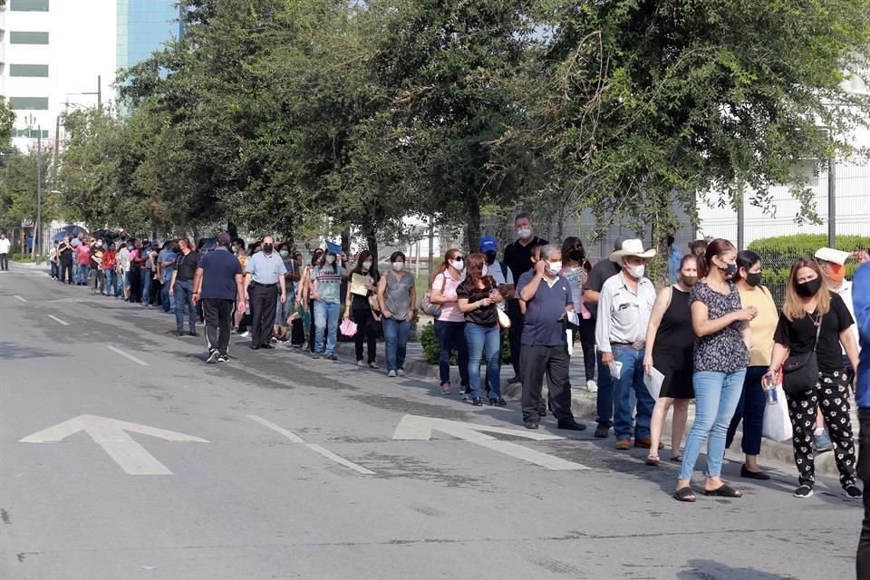En el Estadio de Borregos, ciudadanos también han tenido que realizar largas filas.