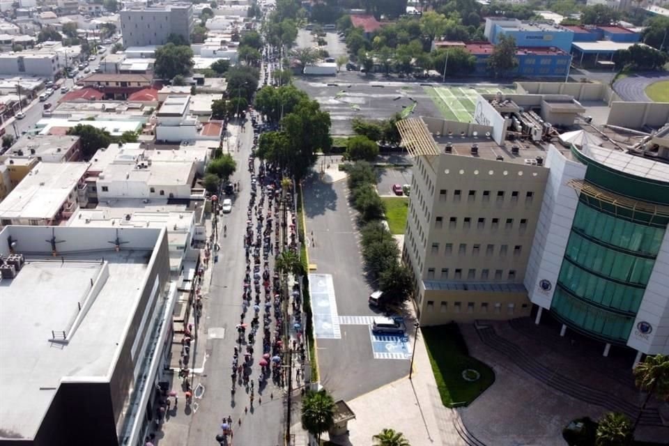 En la Facultad de Medicina de la UANL también se presentaron filas kilométricas.
