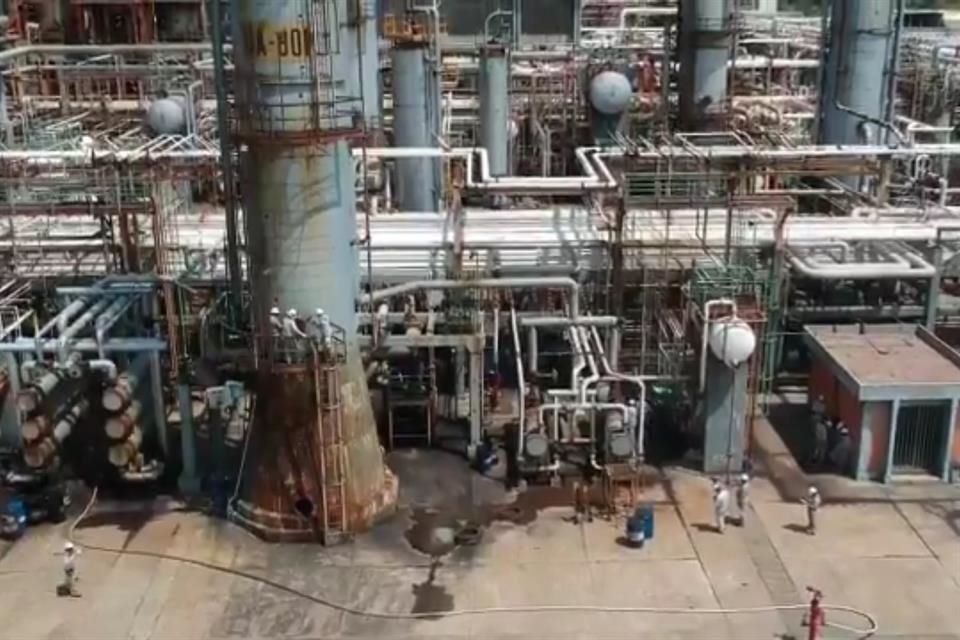 Tras el incendio del domingo, la producción de Pemex se ha visto afectada en 421 mil barriles.