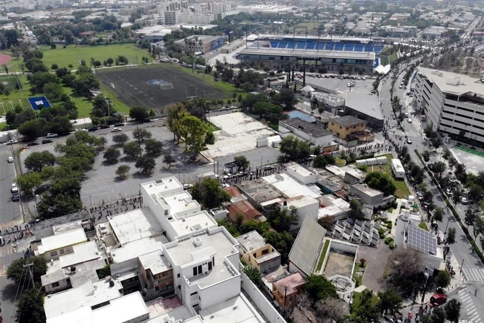 En el Estadio de Borregos, ciudadanos también han tenido que realizar largas filas.