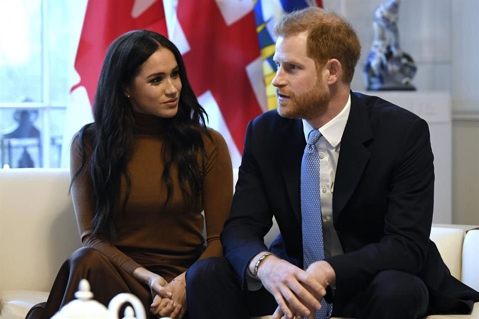 Los Duques de Sussex, Enrique y Meghan Markle, fueron invitados por los organizadores de los Premios Emmy a acudir a la gala de entrega, que se hará en septiembre.