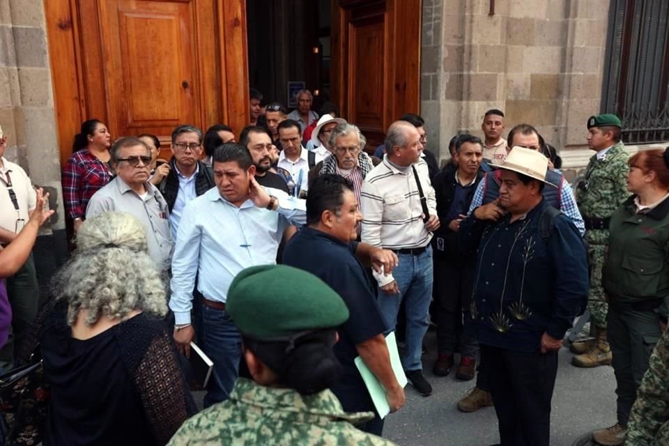 Salida de líderes de la CNTE de Palacio Nacional después de reunión con la Presidenta Claudia Sheinbaum