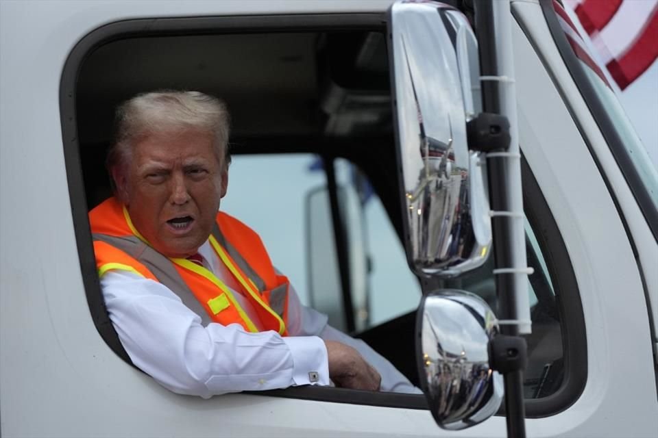 Donald Trump habla desde un camión de basura en Green Bay, Wisconsin.