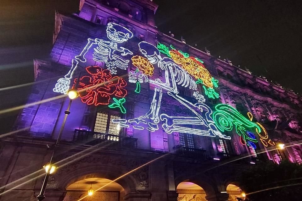 Además del alumbrado, fue inaugurada una Megaofrenda en el Zócalo capitalino.