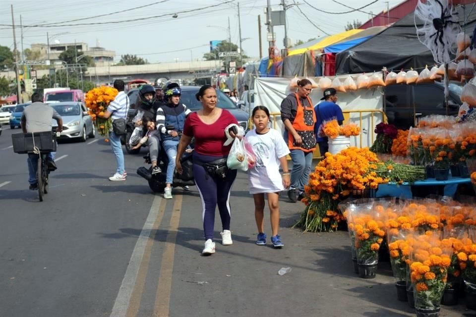 Sobre la banqueta, entre puesto y puesto, sólo queda espacio para una persona. Cruzar es toda una odisea.