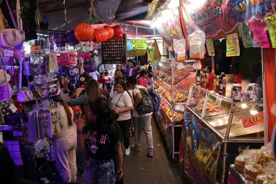 Sobre la banqueta, entre puesto y puesto, sólo queda espacio para una persona. Cruzar es toda una odisea.