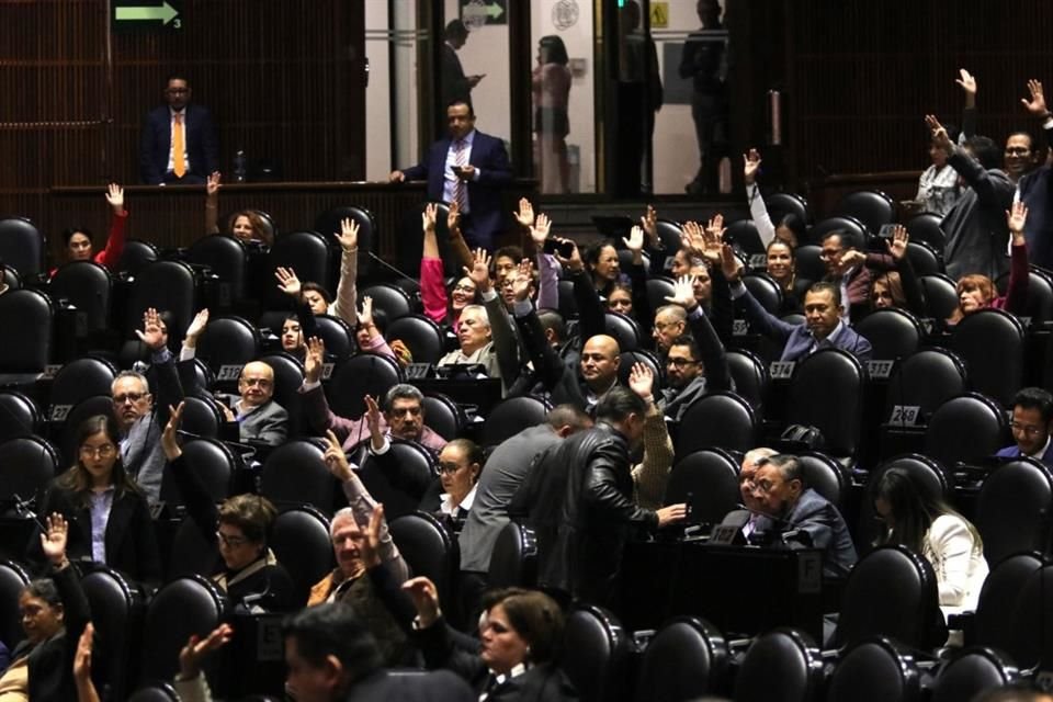 Con 340 votos a favor y 133 en contra, Cámara de Diputados avaló en lo general la reforma que impide impugnar cambios a la Constitución.