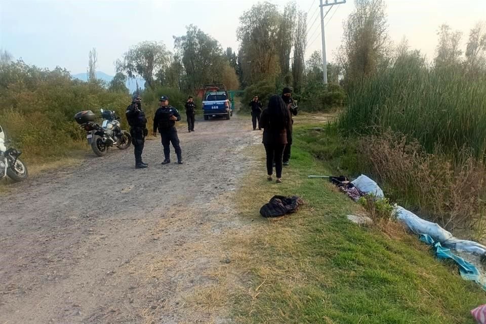 El cuerpo de la mujer fue hallado al interior de una cobija, a un costado de la Laguna de Xico.