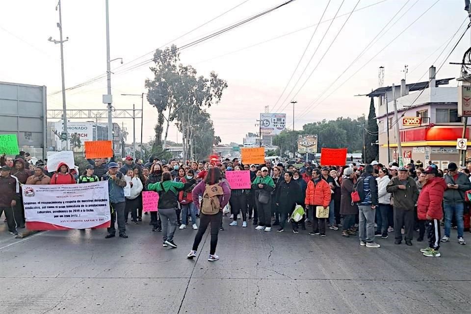 Los trabajadores portaban pancartas en las que dejaban ver su molestia por el impago de prestaciones y hasta por la falta de herramientas para desarrollar sus labores.