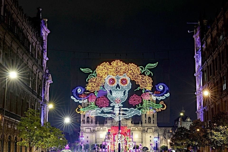 El Zócalo Peatonal, como se anunció en su momento, está lleno de cercos metálicos.