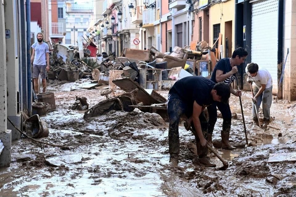 La cifra de muertos por las inundaciones en España se eleva a 140, mientras rescatistas buscaban cadáveres en autos varados y edificios.