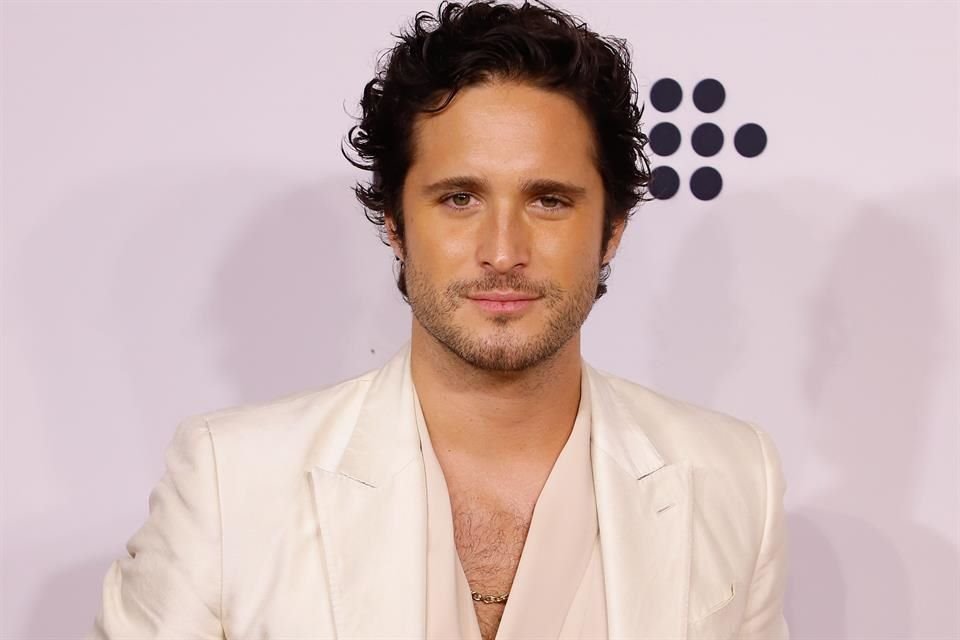 Diego Boneta escribe y protagoniza su novela debut 'The Undoing of Alejandro Velasco', que se adaptará a una serie de Amazon.