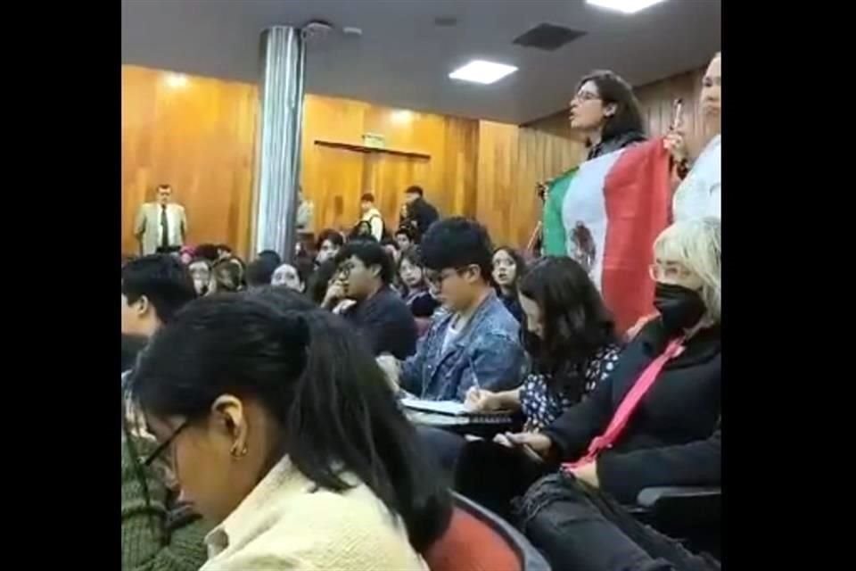 La jueza se levantó de su lugar y mostró una bandera de México.