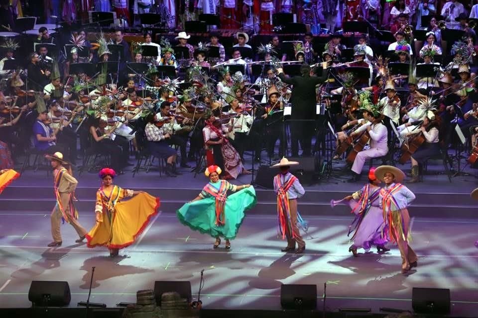 Con actos musicales, de danza, circo, poesía en español y lenguas originarias, teatro y otras disciplinas, el guión artístico de la noche tuvo como hilo conductor una historia creada por Nora Huerta.