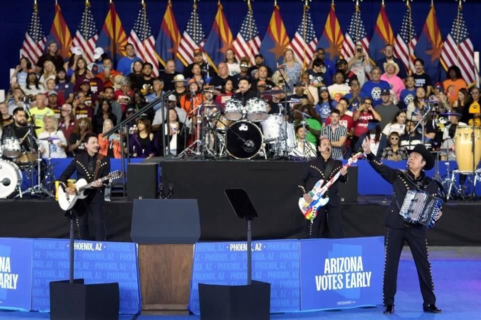 Los Tigres Del Norte abrieron el mitin de Kamala Harris en Phoenix con canción que busca deshacerse de frontera y unir al país resultante.