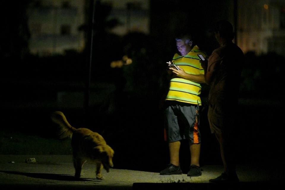 Un hombre usa su celular durante un apagón en La Habana, Cuba, el 20 de octubre del 2024.