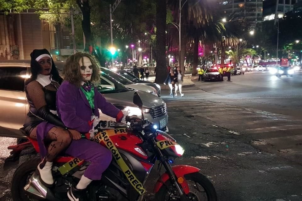 Motociclistas circulan con disfraces y sin casco por calles de la Capital.