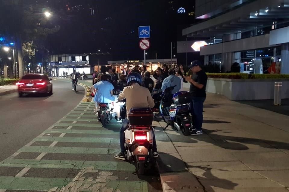 En el cruce de Avenida Insurgentes y Paseo de la Reforma, motociclistas son detenidos por no cumplir con el Reglamento.