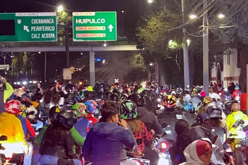 Diferentes grupos se concentran en la Ciudad; uno de ellos está en Calzada de Tlalpan y se dirige al Estadio Azteca.