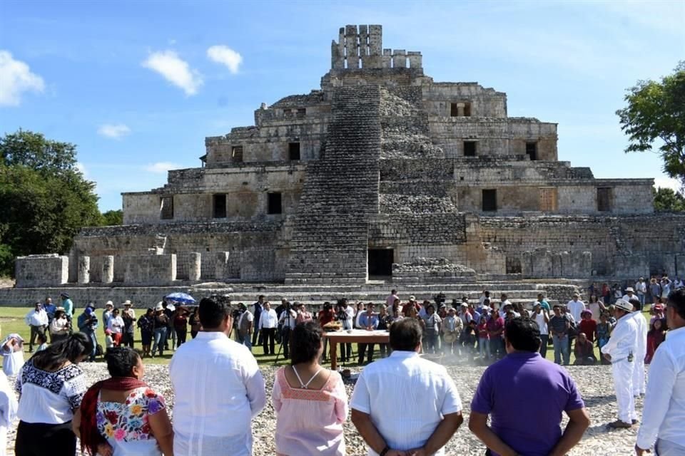 En 2018 se llevó a cabo un ritual en la zona arqueológica de Becan, Campeche, para pedir permiso a las deidades mayas y comenzar el tendido de las vías del Tren Maya.