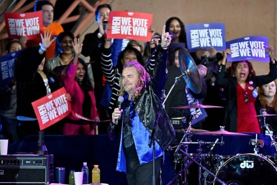 El cantante mexicano Fher Olvera durante un evento de campaña de Kamala Harris en Las Vegas, Nevada.