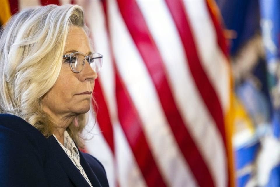 Donald Trump sugirió que a la ex representante Liz Cheney, una de sus críticas republicanas, deberían dispararle con rifles.