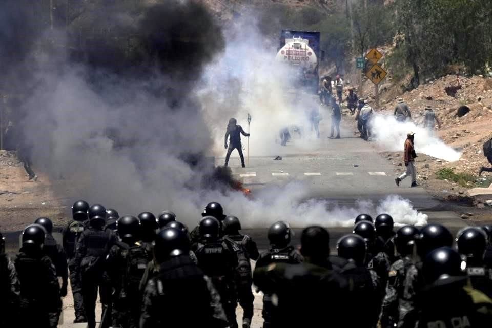 La policía lanza gases lacrimógenos para dispersar a los partidarios del ex Presidente Evo Morales que han estado bloqueando carreteras durante días.