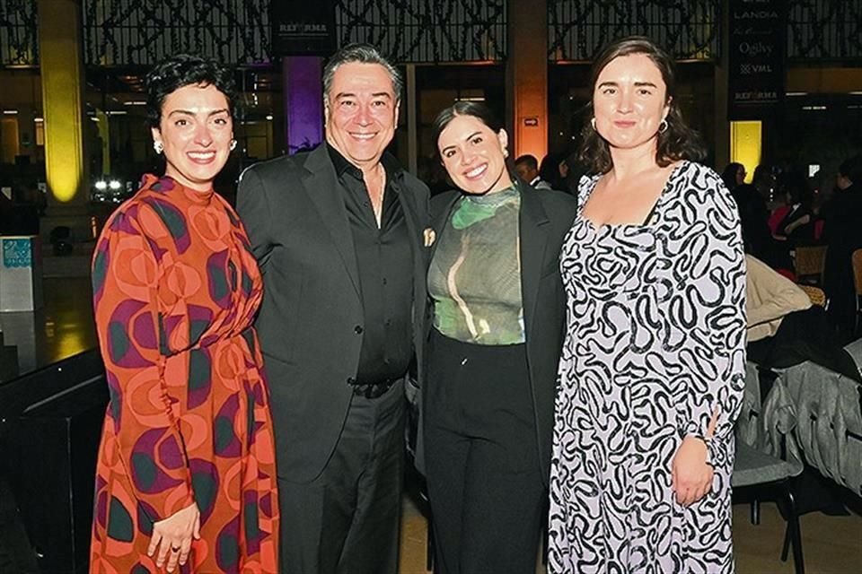 zNina Giglio, Gabrielle Perez y Marian Brannelly, del equipo directivo de Cannes Lions, con Gerardo Lara, de Reforma.