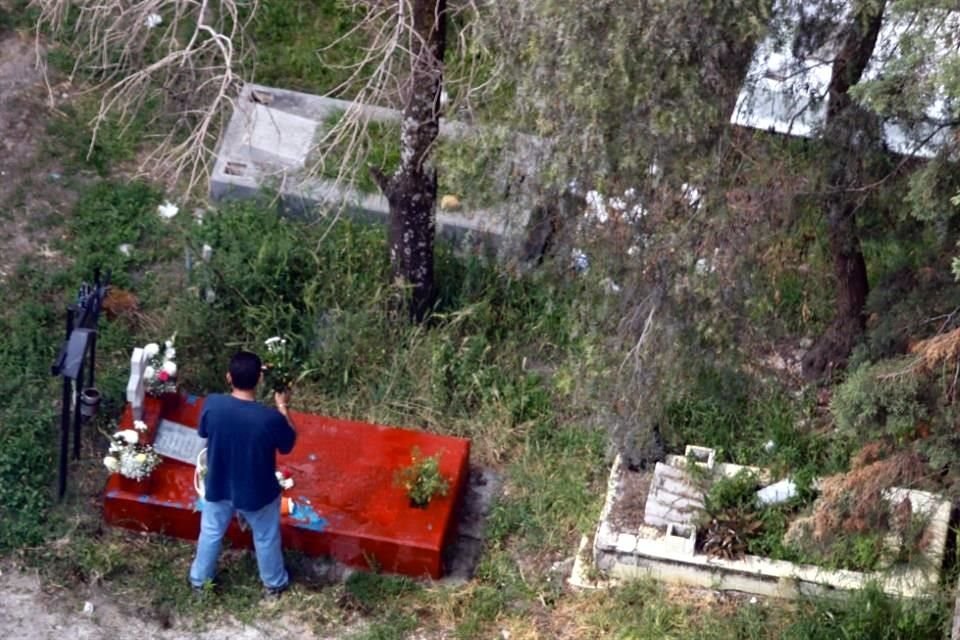 Familiares acuden al Panteón Civil de Dolores a decorar y limpiar las tumbas de sus difuntos.