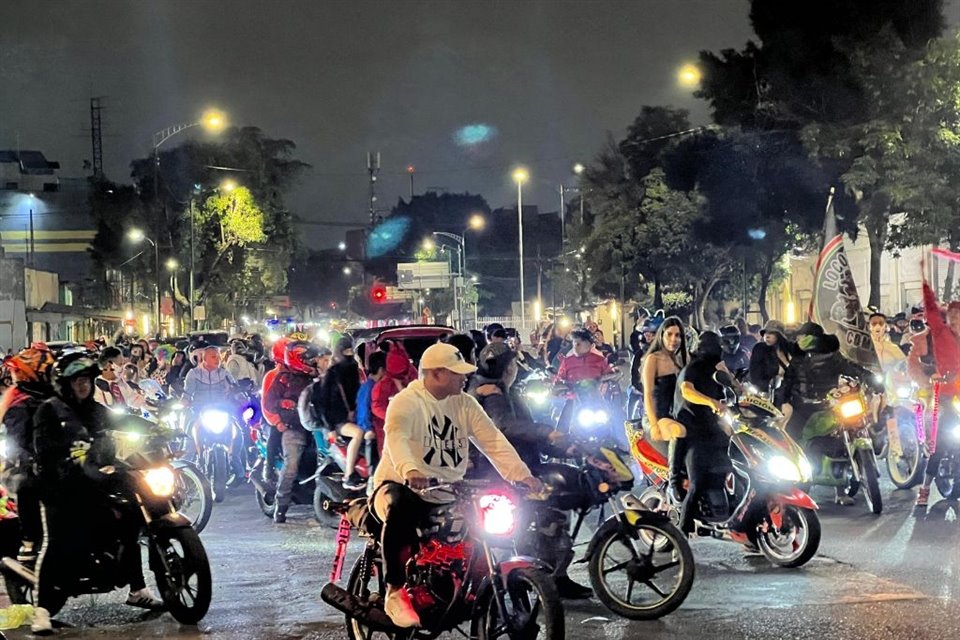 Miles de motociclistas, sin casco o con niños a bordo, tomaron la CDMX por segundo día consecutivo para realizar la Megarodada del Terror.