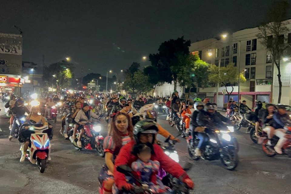 Miles de motociclistas, sin casco o con niños a bordo, tomaron la CDMX por segundo día consecutivo para realizar la Mega Rodada del Terror.