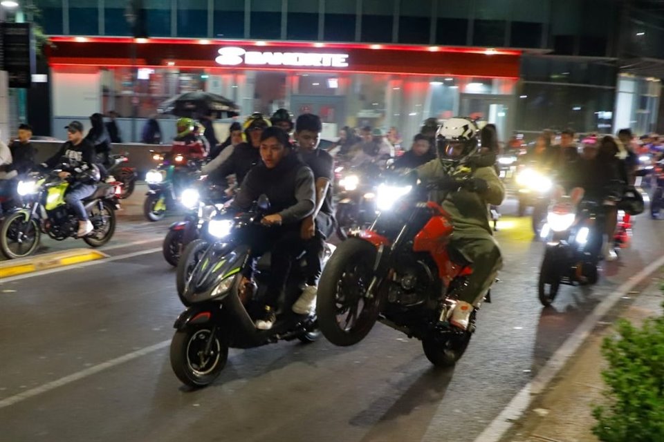 Miles de motociclistas, sin casco o con niños a bordo, tomaron la CDMX por segundo día consecutivo para realizar la Mega Rodada del Terror.