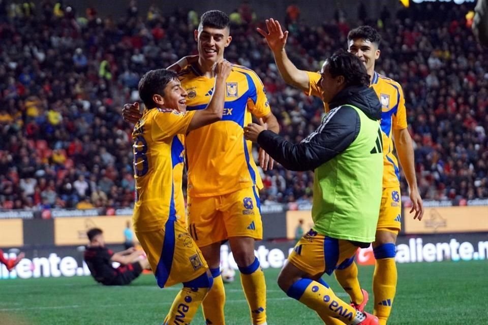 El 'Chicha' (izq.) dio el pase para el segundo gol de Tigres.