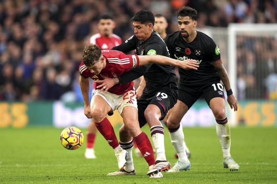 Nottingham Forest tomó el tercer lugar de la Premier al golear al West Ham. Edson Álvarez fue expulsado.