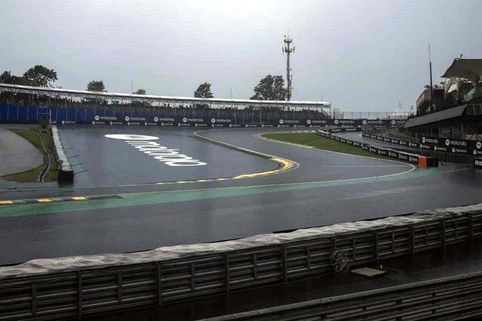 La intensa lluvia obligó a retrasar el inicio de la qualy en el Gran Premio de Brasil.