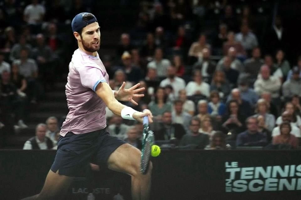 Karen Khachanov no pudo reponerse tras ganar el primer set en tiebreak y quedó fuera del Masters de París.