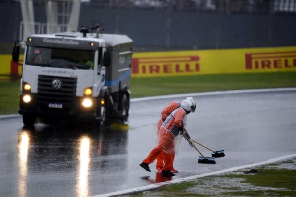 Se intentó de todo, pero la pista del Circuito de Interlagos quedó afectada por la lluvia y no se pudo correr la qualy.