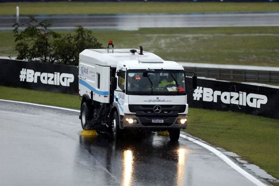 Las barredoras intentaron secar la pista, pero la lluvia no cedió en Brasil.