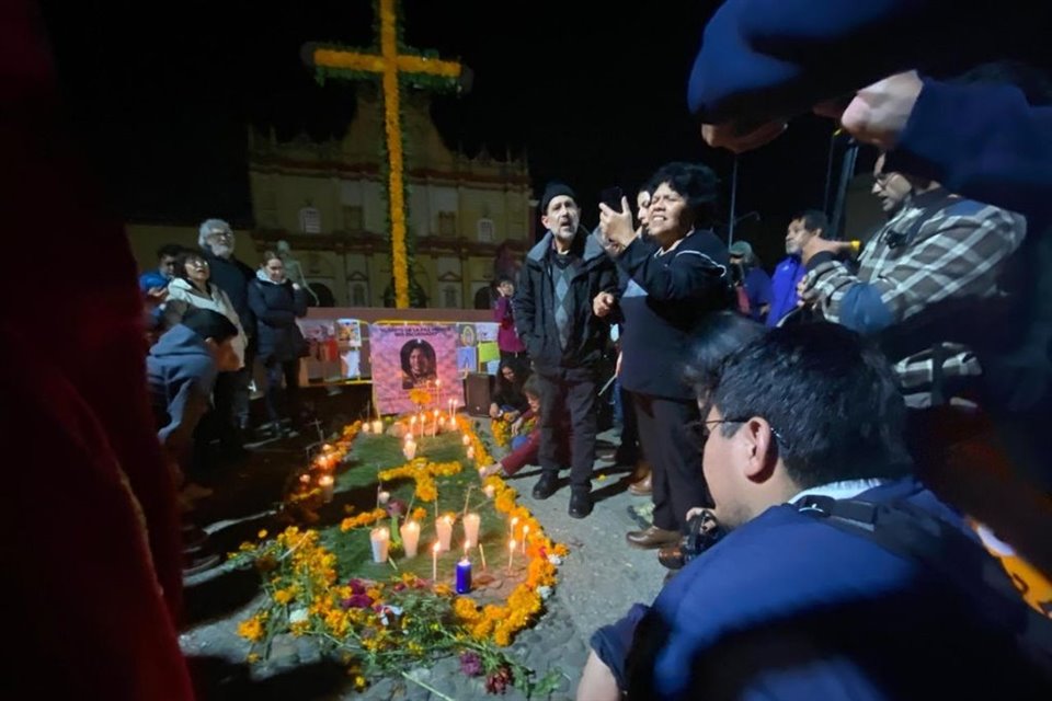 Un altar de muertos fue instalado en San Cristóbal de las Casas, Chiapas, en honor al sacerdote Marcelo Pérez, quien fue asesinado el 20 de octubre.