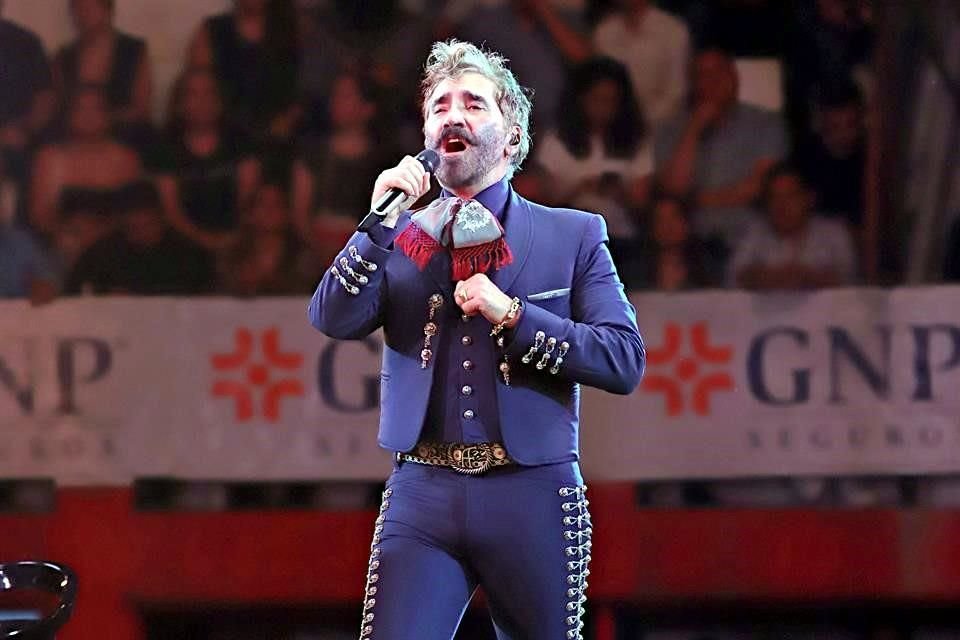 El cantante ofreció su 'De Rey a Rey Tour', lleno de sus éxitos y de Vicente Fernández.